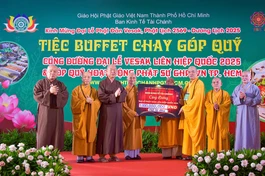 Chư tôn đức Ban Kinh tế - Tài chánh TP.HCM trao bảng ủng hộ đến đại diện Ban Trị sự GHPGVN TP.HCM cúng dường Đại lễ Vesak 2025 - Ảnh: Quảng Đạo