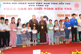 Ban Tổ chức trao tặng 111 học bổng cho học sinh tiểu học