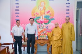 Ông Nguyễn Duy Tân, Giám đốc Sở Dân tộc và Tôn giáo TP.HCM thăm và chúc mừng Phật đản đến Trưởng lão Hòa thượng Thích Thiện Nhơn