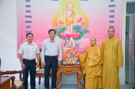 Ông Nguyễn Duy Tân, Giám đốc Sở Dân tộc và Tôn giáo TP.HCM thăm và chúc mừng Phật đản đến Trưởng lão Hòa thượng Thích Thiện Nhơn