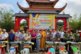 Ban Tổ chức trao quà đến những hộ khó khăn tại địa phương