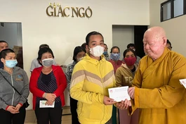 Hòa thượng Thích Duy Trấn trao tiền ủng hộ của bạn đọc đến bệnh nhân có hoàn cảnh khó khăn 
