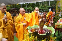 Lễ Tắm Phật theo truyền thống tại chùa Vạn Phúc