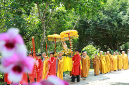 Đoàn cung rước tôn tượng Đức Phật sơ sinh trong khuôn khổ khóa tu Kính mừng Đại lễ Phật đản