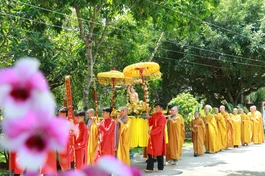 Đoàn cung rước tôn tượng Đức Phật sơ sinh trong khuôn khổ khóa tu Kính mừng Đại lễ Phật đản