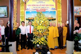 Phó Bí thư Thường trực Tỉnh ủy tỉnh Bình Dương tặng hoa chúc mừng Phật đản đến Ban Trị sự tỉnh