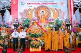 Đại diện lãnh đạo Tỉnh ủy tỉnh Thanh Hóa tặng hoa chúc mừng Đại lễ Phật đản Phật lịch 2569