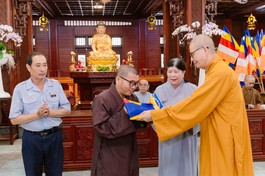 Hòa Thượng Thích Châu Quang trao cờ đến các đơn vị tự viện