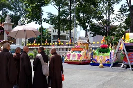 Chư tôn đức Ban Thường trực thị sát không gian đậu xe hoa của các ban chuyên môn tại Việt Nam Quốc Tự