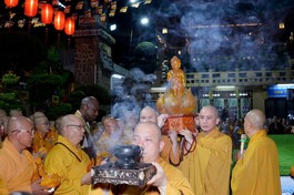 Lễ cung rước kiệu kim thân tôn tượng Đức Phật sơ sinh từ tổ đình Ấn Quang về lễ đài chính của Phật giáo TP.HCM - Việt Nam Quốc Tự - Ảnh: Bảo Toàn/BGN