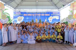 Chư tôn đức cùng các tu sinh trong khóa tu Một ngày an lạc lần thứ 20