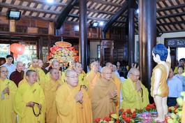 Chư tôn đức cùng đại diện chính quyền thực hiện nghi thức cúng dường Phật đản
