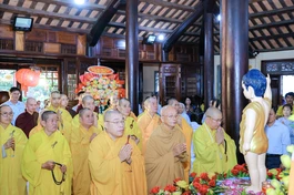 Chư tôn đức cùng đại diện chính quyền thực hiện nghi thức cúng dường Phật đản