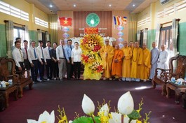 Đoàn chụp ảnh lưu niệm