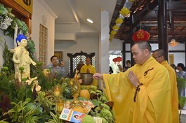 Thượng tọa Thích Thiện Thông thực hiện nghi thức Tắm Phật theo truyền thống