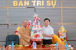 Ông Huỳnh Hữu Trí trao quà chúc mừng Phật đản đến Thượng tọa Thích Giác Nghi 