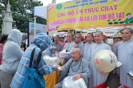 Chư Ni Phân ban Ni giới TP.HCM trao phần ăn nhẹ đến các Phật tử về Việt Nam Quốc Tự chiêm bái Xá-lợi Trái tim Bồ-tát Thích Quảng Đức