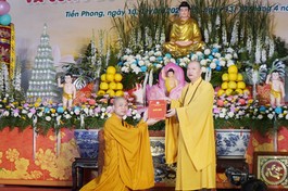 Thượng tọa Thích Thanh Nghĩa trao quyết định bổ nhiệm trụ trì đến Đại đức Thích Nhuận Đức