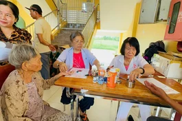 Bác sĩ khám bệnh cho bệnh nhân