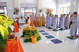 Chư Ni và Phật tử chùa Thanh Lâm trong nghi thức Tắm Phật truyền thống