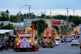 Phật giáo tỉnh diễu hành xe hoa kính mừng Đức Phật đản sinh