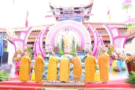 Chư tôn đức cử hành khóa lễ dâng hương bạch Phật tại lễ đài của Phật giáo tỉnh - chùa Viên Minh