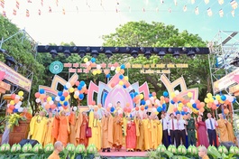 Chư tôn đức cùng đại diện lãnh đạo tỉnh thả bong bóng cầu nguyện hòa bình