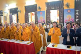 Chư tôn đức và đại biểu tham dự đảnh lễ Tam bảo