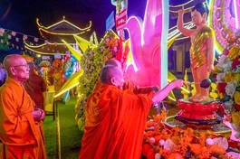 Thực hiện nghi thức Tắm Phật truyền thống