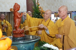 Cử hành Lễ Tắm Phật truyền thống