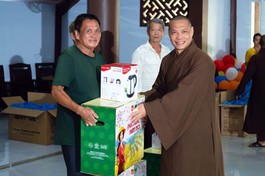 Thượng tọa Thích Trí Chơn trao quà đến những gia đình có hoàn cảnh khó khăn