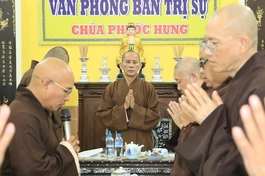 Chư tôn đức niệm Phật cầu gia bị trước buổi họp rà soát công tác tổ chức Đại giới đàn Thiện Huệ