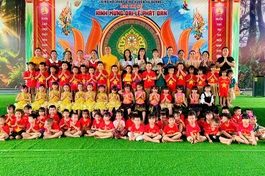 Các cháu hai trường mầm non, thầy cô giáo và phụ huynh về sinh hoạt tại chùa Phượng Hoàng