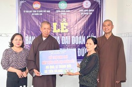 Đoàn từ thiện bàn giao nhà đại đoàn kết đến hộ anh Lê Thành Đức, xã Phước Sơn, H.Tuy Phước