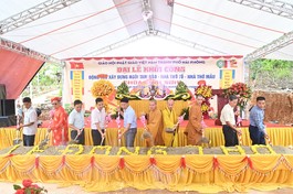 Chư tôn đức và đại diện chính quyền thực hiện nghi thức động thổ xây dựng chùa Linh Sơn