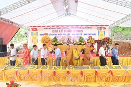 Chư tôn đức và đại diện chính quyền thực hiện nghi thức động thổ xây dựng chùa Linh Sơn