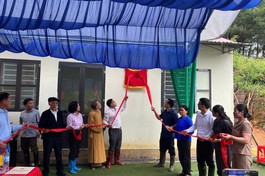 Tháo băng khánh thành, bàn giao nhà mới đến bà Hứa Thị Hương