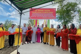 Cắt băng khánh thành cầu Vạn Phước 2, tại ấp Tân Phong B, xã Tạ An Khương Đông