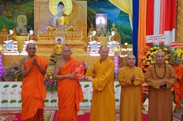 Thượng tọa Thích Minh Nhẫn trao quyết định thành lập Trường Trung cấp Phật học Nam tông Khmer Kiên Giang đến Hòa thượng Danh Đổng và chư tôn đức Hội Đoàn kết sư sãi yêu nước tỉnh Kiên Giang