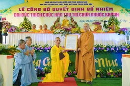 Hòa thượng Thích Phước Minh trao quyết định đến Đại đức Thích Chúc Hân, tân trụ trì chùa Phước Khánh