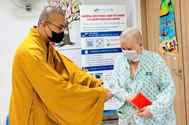 Đại đức Thích Minh Phú hỗ trợ viện phí đến bệnh nhân có hoàn cảnh khó khăn tại Bệnh viện Ung Bướu TP.HCM - cơ sở 2