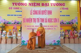 Thượng tọa Thích Minh Tiến trao quyết định bổ nhiệm trụ trì tịnh xá Ngọc Sơn II đến Đại đức Thích Minh Kính 