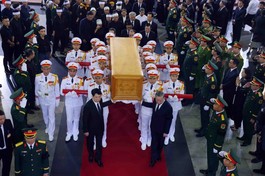 Lãnh đạo Đảng, Nhà nước tiễn đưa linh cữu nguyên Chủ tịch nước Trần Đức Lương ra cỗ linh xa, để về nơi an nghỉ cuối cùng ở quê nhà Quảng Ngãi - Ảnh: BCP