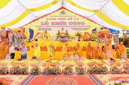 Chư tôn đức, đại biểu thực hiện nghi thức động thổ khởi công đại trùng tu Linh Sơn cổ tự