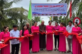 Cắt băng khánh thành cầu nông thôn Đại Đoàn Kết