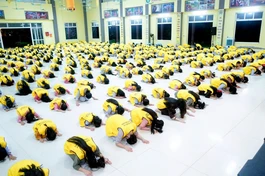 Các em thực hành các nghi thức ở chùa do Ban Tổ chức hướng dẫn