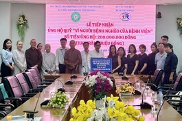 Chị Lê Thị Thu Hà trao 200 triệu đồng hỗ trợ cho bệnh nhân nghèo của Bệnh viện Bà Rịa