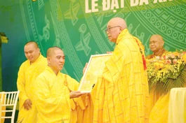 Hòa thượng Thích Thiện Tấn trao quyết định bổ nhiệm trụ trì chùa An Giạ đến Đại đức Thích Nhật Bình