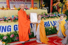 Hòa thượng Thích Phước Minh trao quyết định bổ nhiệm cho Sư cô Thích nữ Tuệ Ý