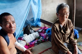 Mở rộng lòng từ: Mẹ già nghèo bất lực khi con trai gặp tai nạn